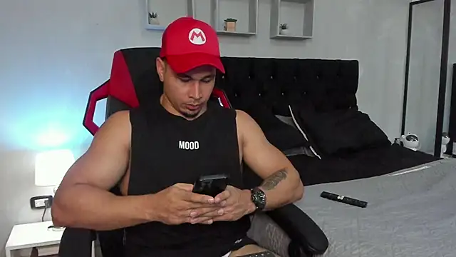 Snapshot of tyler_hank01 chatting on 11/02/25, 10:45 tyler hank01 online show from 11/02/25, 10:45