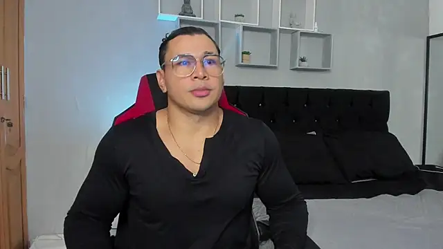 Snapshot of tyler_hank01 chatting on 12/02/25, 02:28 tyler hank01 online show from 12/02/25, 02:28