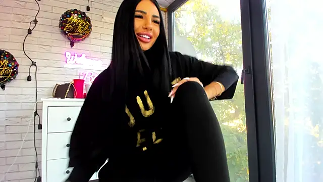 Snapshot of Britney_Charm_ chatting on 10/17/25, 06:05 Britney Charm  online show from 10/17/25, 06:05