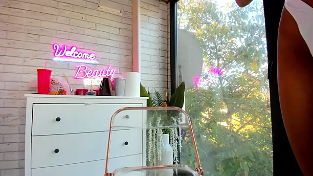 Snapshot of Britney_Charm_ chatting on 10/20/25, 06:14 Britney Charm  online show from 10/20/25, 06:14