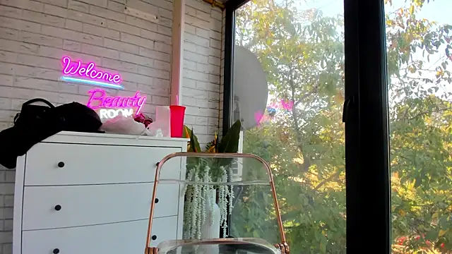 Snapshot of Britney_Charm_ chatting on 10/22/25, 06:46 Britney Charm  online show from 10/22/25, 06:46