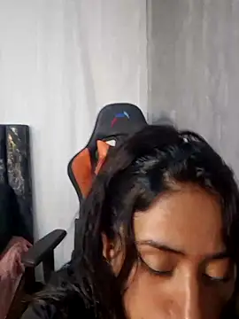 Valentinne z online show from 01/05/25, 05:30