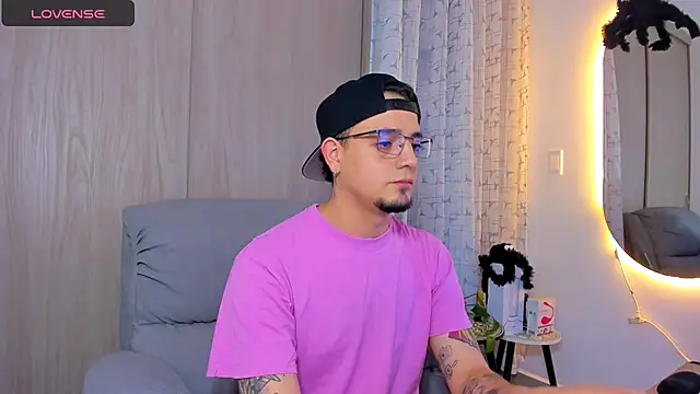 Snapshot of alejandro_calderon1 chatting on 10/24/25, 04:53 alejandro calderon1 online show from 10/24/25, 04:53