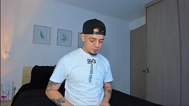 Snapshot of alejandro_calderon1 chatting on 12/19/25, 04:30 alejandro calderon1 online show from 12/19/25, 04:30