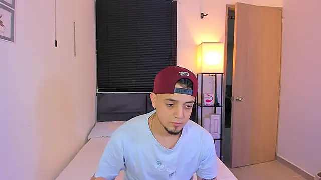 Snapshot of alejandro_calderon1 chatting on 04/05/26, 04:53 alejandro calderon1 online show from 04/05/26, 04:53