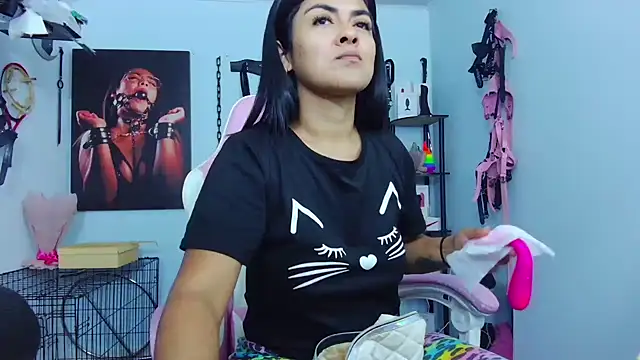 Snapshot of Hannah-grace chatting on 12/18/25, 01:06 Hannah-grace online show from 12/18/25, 01:06