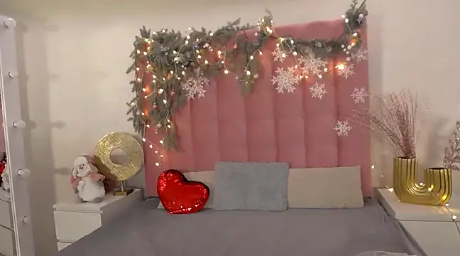 Snapshot of Edenne chatting on 12/20/24, 01:11 Edenne online show from 12/20/24, 01:11