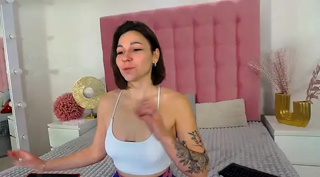 Snapshot of Edenne chatting on 01/03/25, 01:14 Edenne online show from 01/03/25, 01:14