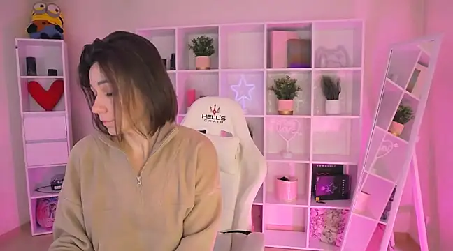 Snapshot of Edenne chatting on 01/04/25, 08:49 Edenne online show from 01/04/25, 08:49