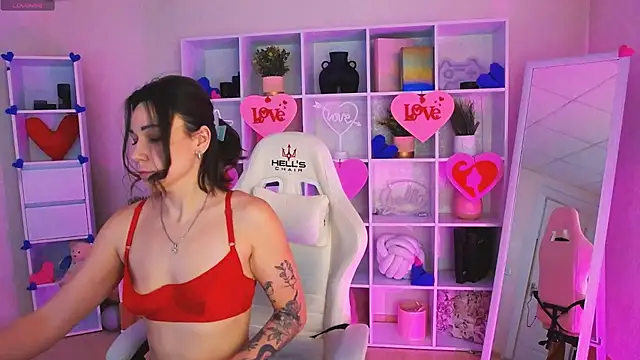 Snapshot of Edenne chatting on 02/15/25, 04:58 Edenne online show from 02/15/25, 04:58