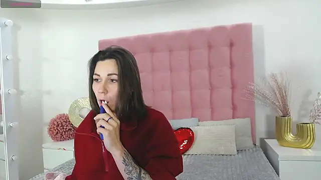 Snapshot of Edenne chatting on 02/17/25, 12:05 Edenne online show from 02/17/25, 12:05