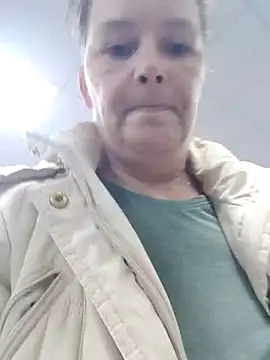 Snapshot of saharaheiss chatting on 12/20/24, 01:54 saharaheiss online show from 12/20/24, 01:54