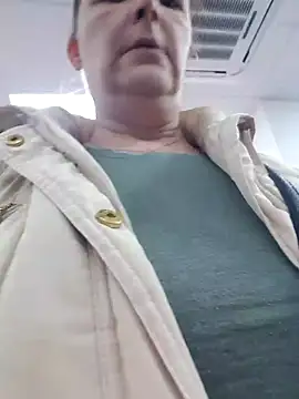 Snapshot of saharaheiss chatting on 12/21/24, 11:22 saharaheiss online show from 12/21/24, 11:22