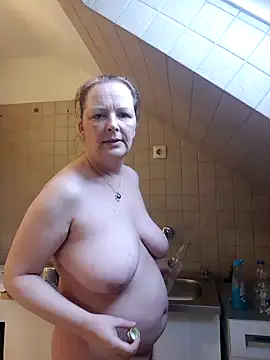 Snapshot of saharaheiss chatting on 03/12/25, 04:24 saharaheiss online show from 03/12/25, 04:24