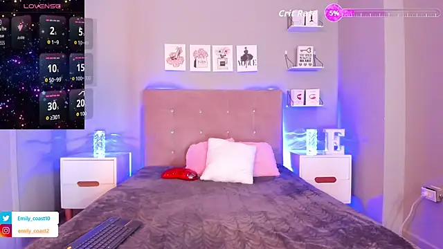 Snapshot of EmilyCoast-1 chatting on 11/14/25, 07:23 EmilyCoast-1 online show from 11/14/25, 07:23