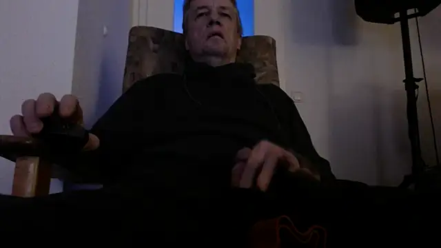 Snapshot of Cordt27 chatting on 12/16/25, 05:29 Cordt27 online show from 12/16/25, 05:29