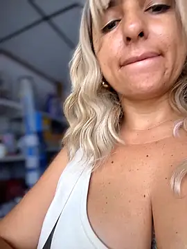 Snapshot of sammyqueenx21 chatting on 11/30/25, 01:15 sammyqueenx21 online show from 11/30/25, 01:15