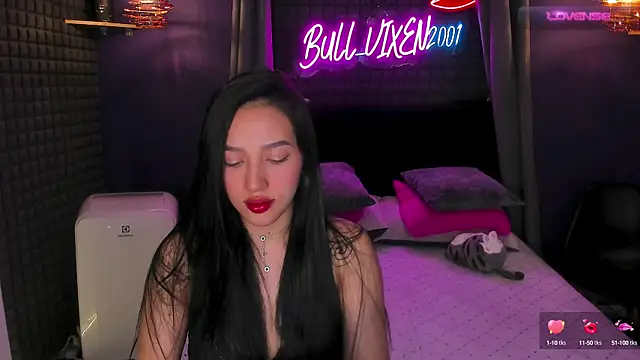 Snapshot of bull_vixen2001 chatting on 10/04/25, 11:52 bull vixen2001 online show from 10/04/25, 11:52