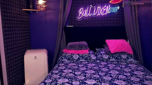 Snapshot of bull_vixen2001 chatting on 11/17/25, 10:37 bull vixen2001 online show from 11/17/25, 10:37