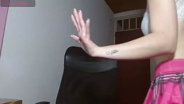 Snapshot of emily_littesweet chatting on 10/17/25, 10:01 emily littesweet online show from 10/17/25, 10:01