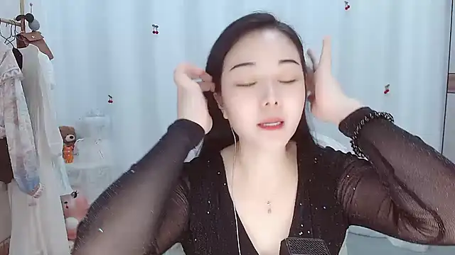 Snapshot of Angel-C chatting on 11/06/25, 01:17 Angel-C online show from 11/06/25, 01:17