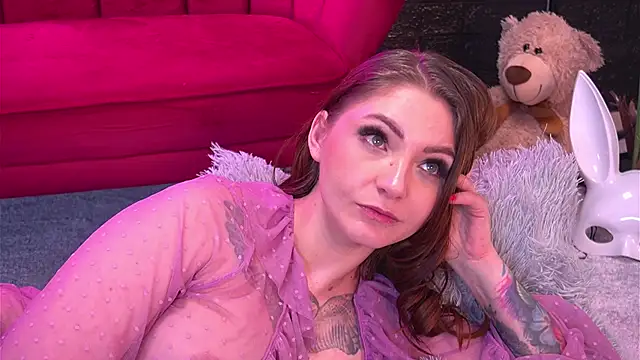 Snapshot of ScarlettQuate chatting on 12/17/24, 12:01 ScarlettQuate online show from 12/17/24, 12:01