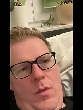 Snapshot of AnnualSunrise chatting on 10/28/25, 08:33 AnnualSunrise online show from 10/28/25, 08:33