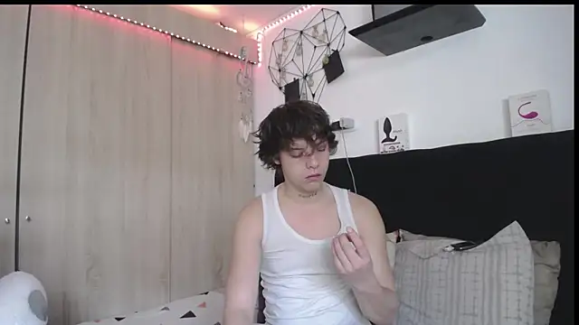 Snapshot of Santiago_kiler chatting on 04/18/26, 01:04 Santiago kiler online show from 04/18/26, 01:04