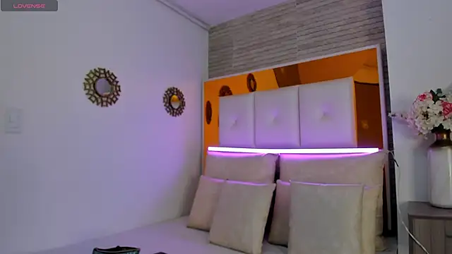 ShaniaBrownn online show from 12/21/24, 07:49