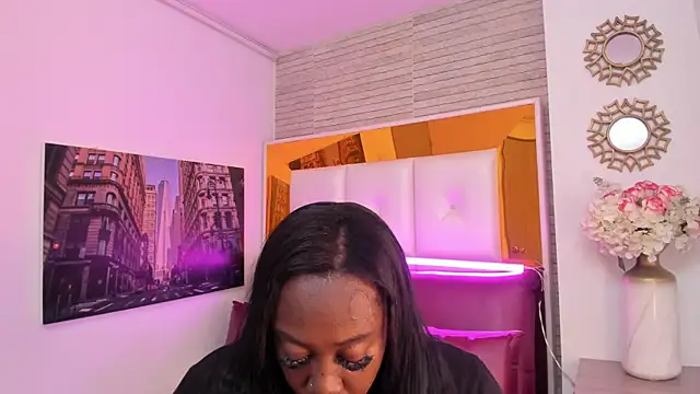 ShaniaBrownn online show from 12/02/25, 07:42