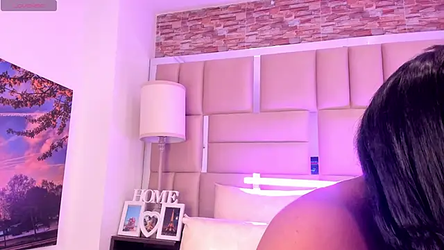 Snapshot of ShaniaBrownn chatting on 12/20/25, 08:27 ShaniaBrownn online show from 12/20/25, 08:27