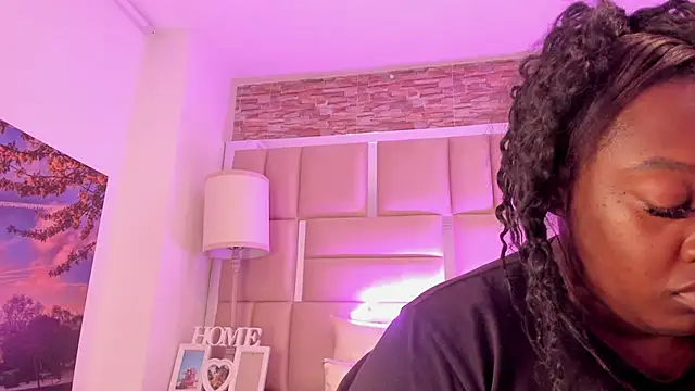 Snapshot of ShaniaBrownn chatting on 02/16/26, 07:21 ShaniaBrownn online show from 02/16/26, 07:21