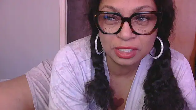 Snapshot of MSweetLindaParks chatting on 12/21/25, 06:04 MSweetLindaParks online show from 12/21/25, 06:04