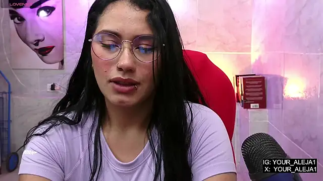 Snapshot of LauraRuiz1 chatting on 05/15/26, 11:45 LauraRuiz1 online show from 05/15/26, 11:45