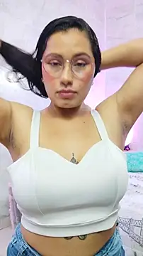 Snapshot of LauraRuiz1 chatting on 05/27/26, 01:02 LauraRuiz1 online show from 05/27/26, 01:02