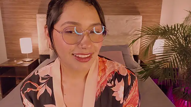 LauraRuiz1 online show from 07/10/26, 09:50
