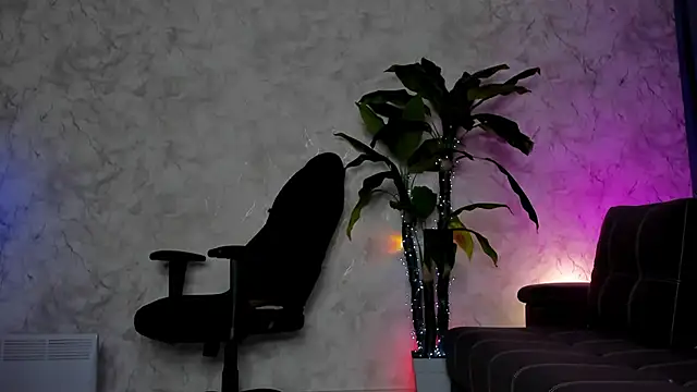 Emma7 online show from 10/31/25, 04:02