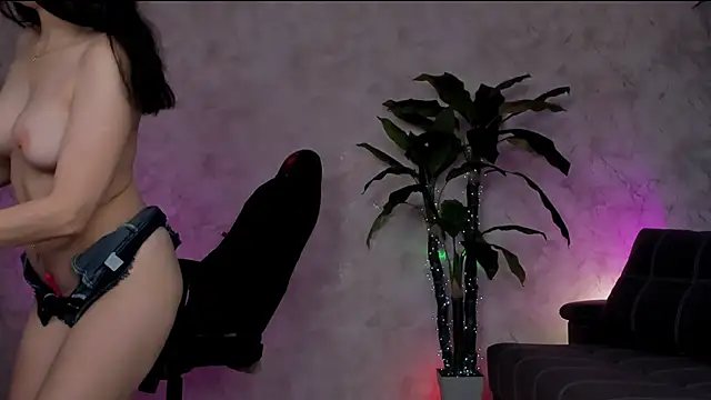 Emma7 online show from 05/18/26, 04:07
