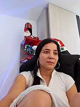 Snapshot of miaeyes chatting on 12/17/24, 04:43 miaeyes online show from 12/17/24, 04:43