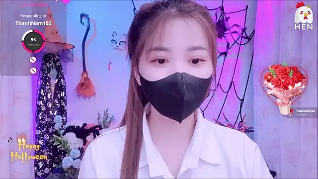 Snapshot of hen237 chatting on 10/31/25, 10:33 hen237 online show from 10/31/25, 10:33