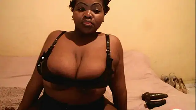 Snapshot of Queen_BootyXXX chatting on 09/19/25, 02:46 Queen BootyXXX online show from 09/19/25, 02:46