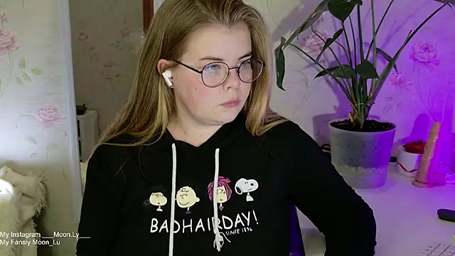 Snapshot of sinnamon_ chatting on 09/28/25, 05:18 sinnamon  online show from 09/28/25, 05:18