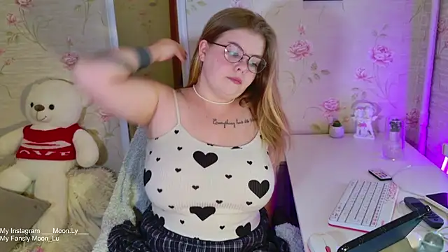 Snapshot of sinnamon_ chatting on 10/13/25, 04:51 sinnamon  online show from 10/13/25, 04:51