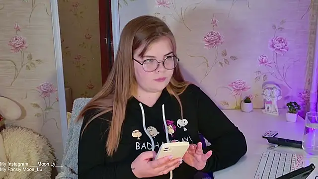 Snapshot of sinnamon_ chatting on 10/19/25, 12:39 sinnamon  online show from 10/19/25, 12:39