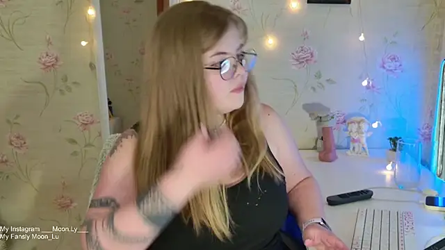 Snapshot of sinnamon_ chatting on 10/28/25, 04:42 sinnamon  online show from 10/28/25, 04:42