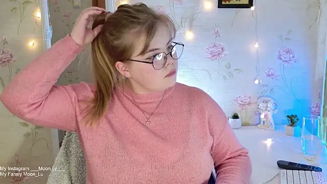 Snapshot of sinnamon_ chatting on 11/01/25, 04:42 sinnamon online show from 11/01/25, 04:42