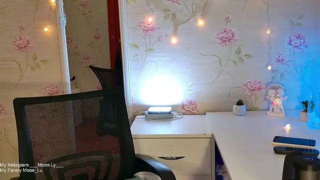 Snapshot of sinnamon_ chatting on 11/05/25, 03:45 sinnamon online show from 11/05/25, 03:45