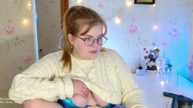 Snapshot of sinnamon_ chatting on 11/10/25, 05:12 sinnamon online show from 11/10/25, 05:12