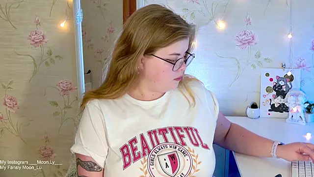 Snapshot of sinnamon_ chatting on 11/22/25, 03:11 sinnamon online show from 11/22/25, 03:11