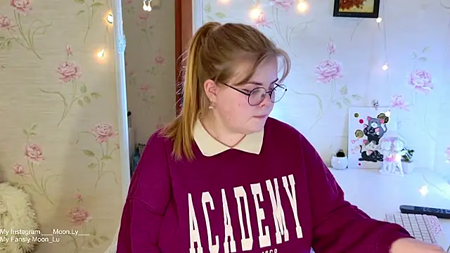 Snapshot of sinnamon_ chatting on 12/02/25, 02:12 sinnamon online show from 12/02/25, 02:12